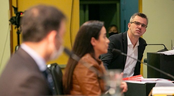 Douglas Borba observa Marcia Pauli e Helton Zeferino, durante a acareação na CPI dos Respiradores