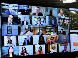 telão dividido em telas menores com transmissão dos senadores e senadoras