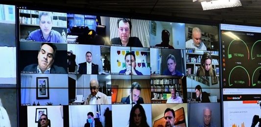 Adiamento das eleições para 15 e 29 de novembro é aprovado no Senado telão dividido em telas menores com transmissão dos senadores e senadoras