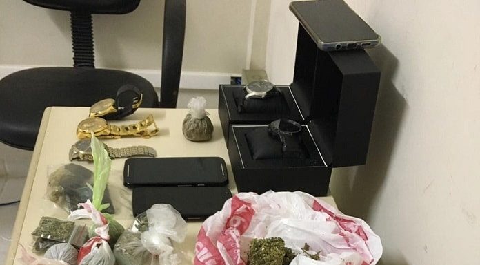 mesa cheia de maconha e outras drogas em cima, organizadas após a apreensão