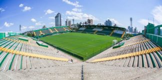 gramado da arena condá visto do alto da arquibancada de canto