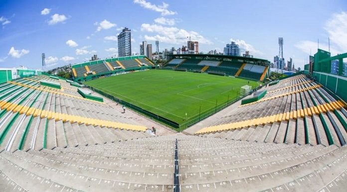 gramado da arena condá visto do alto da arquibancada de canto