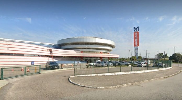 supermercado angeloni de capoeiras visto da rua com grande placa vertical ao lado