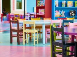 Comissão de Educação da Alesc vai debater auxílio às escolas de educação infantil cadeirinhas coloridas de crianças organizadas ao redor de mezinhas em ambiente de creche