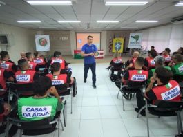 Treinos secretos do Avaí, árbitros também afetados e os reforços nos elencos catarinenses árbitro em pé dando aula em sala com outros homens usando colete da casas da água