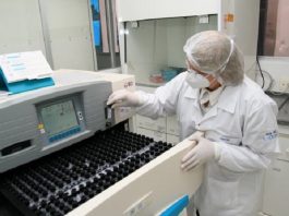 R$ 3 milhões em emendas impositivas para Saúde na Grande Florianópolis Mulher vestida de branco arrumando frascos para exames médicos