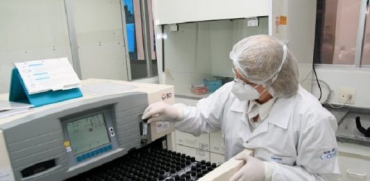 R$ 3 milhões em emendas impositivas para Saúde na Grande Florianópolis Mulher vestida de branco arrumando frascos para exames médicos
