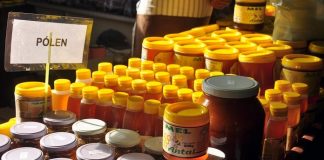 potes de mel empilhados e organizados