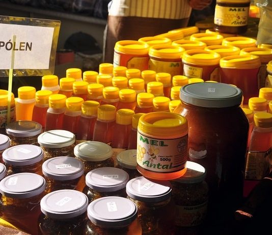 potes de mel empilhados e organizados