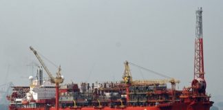 navio-plataforma fpso cidade de itajaí visto no mar em vista cavaleira