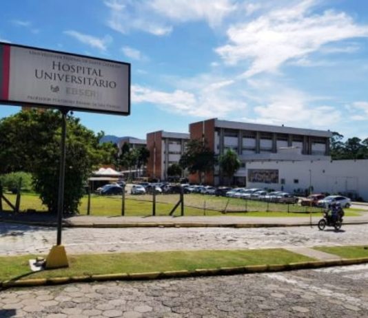 Emergência infantil no HU é fechada para atendimento direto ao público entrada do estacionamento do hu ufsc com placa indicativa do nome