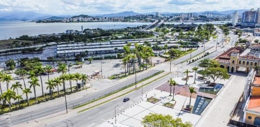 Prefeito de Florianópolis alerta para volta de medidas restritivas centro de florianópolis no largo da alfândega visto vazio em foto aérea