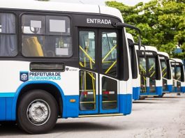 Trabalhadores do transporte coletivo da Grande Florianópolis farão nova reunião nesta terça ônibus do transporte coletivo de florianópolis estacionados e alinhados vistos na parte frontal de lado