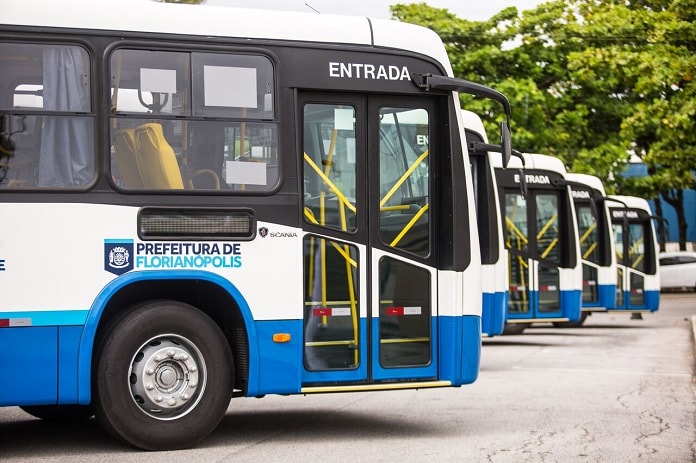 ônibus do transporte coletivo de florianópolis estacionados e alinhados vistos na parte frontal de lado
