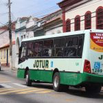 ônibus da empresa jotur passando em lombada pelo centro histórico de são josé em frente ao museu