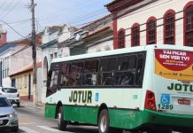 ônibus da empresa jotur passando em lombada pelo centro histórico de são josé em frente ao museu