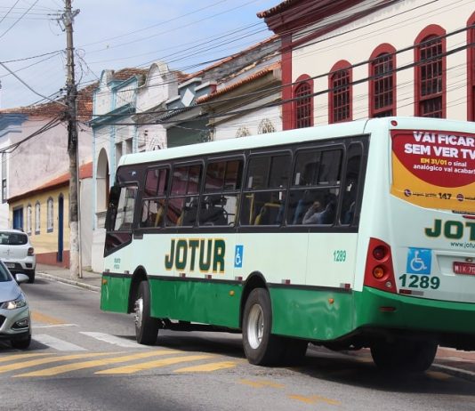 ônibus da empresa jotur passando em lombada pelo centro histórico de são josé em frente ao museu