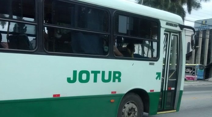 Associação rebate Procon e afirma que não há superlotação nos ônibus da Jotur, nem concessão ônibus da empresa jotur visto de lado com logo em evidência no centro da foto