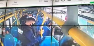 policiais em ônibus vistos através de telão de monitoramento em câmera dentro do ônibus