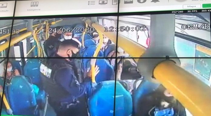 policiais em ônibus vistos através de telão de monitoramento em câmera dentro do ônibus