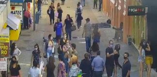 Número de casos ativos de Covid-19 aumenta na Grande Florianópolis: pessoas andando com máscara em calçadão entres os comércios do centro de florianópolis