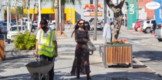 pessoas usando mascara no calcadao da av central kobrasol sao jose