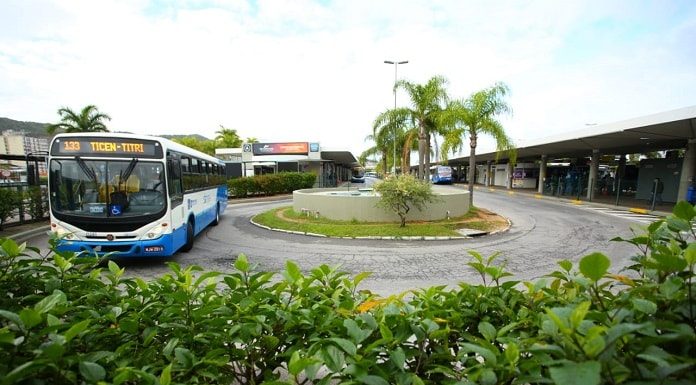 ônibus fazendo o retorno dentro do terminal do centro de florianópolis com plantas ao redor da pitas