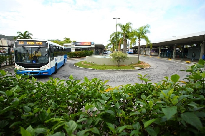 ônibus fazendo o retorno dentro do terminal do centro de florianópolis com plantas ao redor da pitas