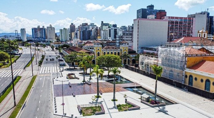 largo da alfândega no centro de florianópois vazio visto em foto aérea