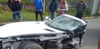 Empresário: carro mercedes-bens destruído e partido ao meio