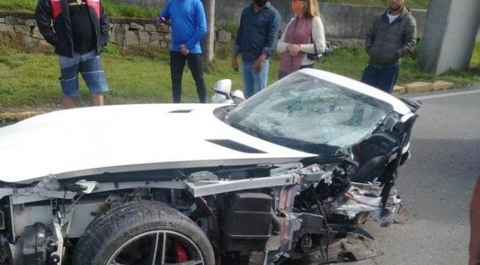Empresário: carro mercedes-bens destruído e partido ao meio