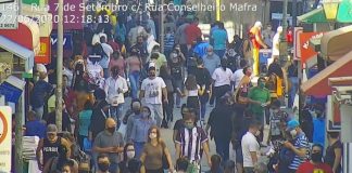 grande movimentação de pessoas no centro de florianópolis, a maioria de máscaras