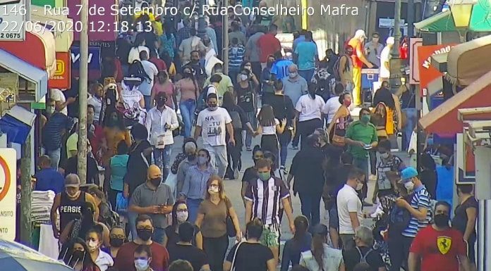 grande movimentação de pessoas no centro de florianópolis, a maioria de máscaras