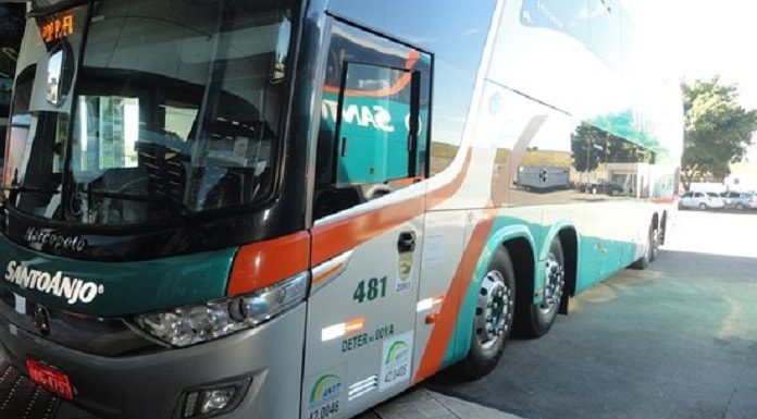 ônibus da santo anjo visto de lado