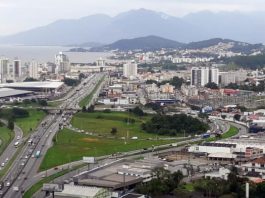 São José tem saldo de 1,4 mil novos empregos em setembro; resultado foi positivo em toda a região foto aérea do entroncamento das br 101 e 282 em são josé com cidade em volta e montanha do cambirela ao fundo
