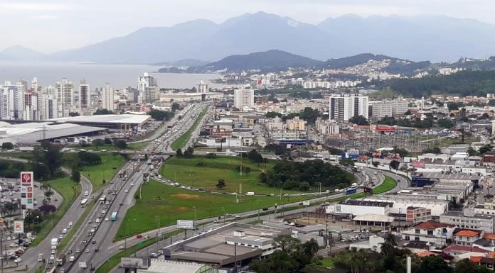 foto aérea do entroncamento das br 101 e 282 em são josé com cidade em volta e montanha do cambirela ao fundo