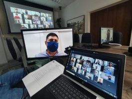 telas de computador e projeção na parede mostrando transmissões de cada vereador