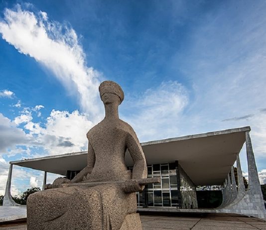estátua da justiça em frente a corte do stf em brasília
