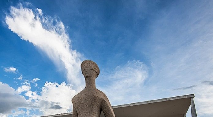 estátua da justiça em frente a corte do stf em brasília