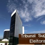 sede do tribunal superior eleitoral com uma placa com nome por extenso na frente