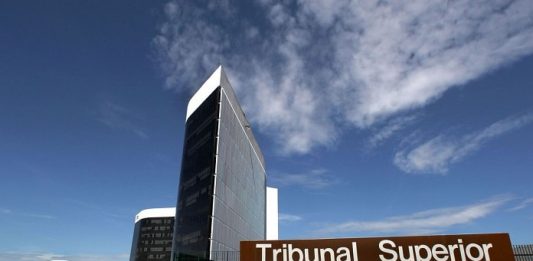 Relatório da Defesa indica contabilização correta do sistema eletrônico de votação sede do tribunal superior eleitoral com uma placa com nome por extenso na frente