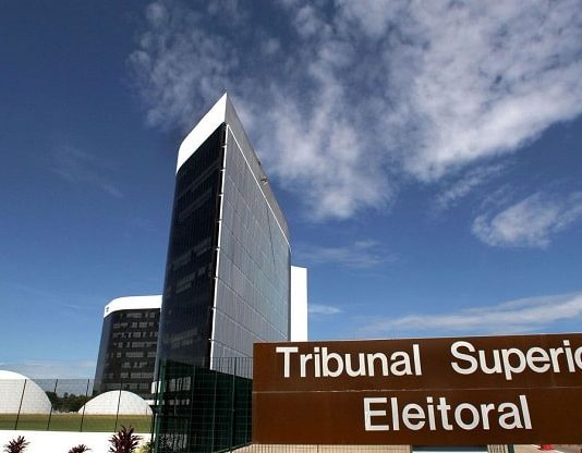 TSE divulga divisão de recursos do fundo eleitoral, de R$ 2 bilhões sede do tribunal superior eleitoral com uma placa com nome por extenso na frente