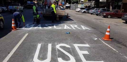 8 em cada 10 pacientes estão recuperados da Covid-19 em SC inscrição "máscara use" pintada como sinalização de trânsito no asfalto