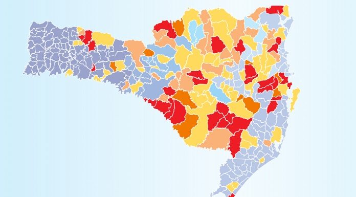 mapa de sc mostrando os municípios com mais quantidade de casa sem luz em escala de cores vermelhhas