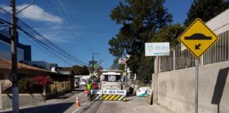 placas da casa alertando obra e trânsito em meia pista em rua de são josé