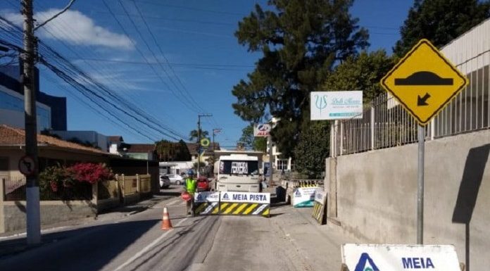 placas da casa alertando obra e trânsito em meia pista em rua de são josé