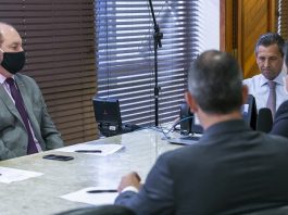 quatro deputados reunidos com o presidente júlio garcia, que está sem máscara