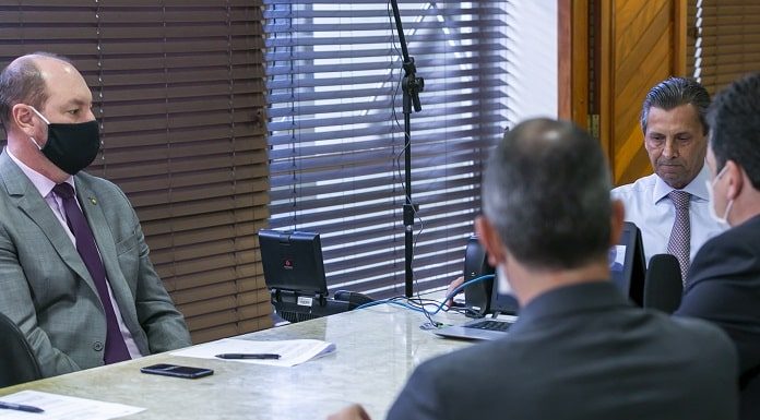 quatro deputados reunidos com o presidente júlio garcia, que está sem máscara