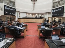 homens sentados na tribuna da Assembléia Legislativa