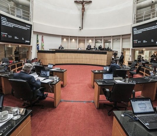CPI do Aborto será instalada na Assembleia Legislativa homens sentados na tribuna da Assembléia Legislativa